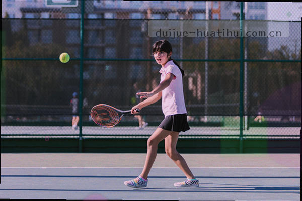 带锁的抽象数据节点连接成的网络图，象征数据安全与合规